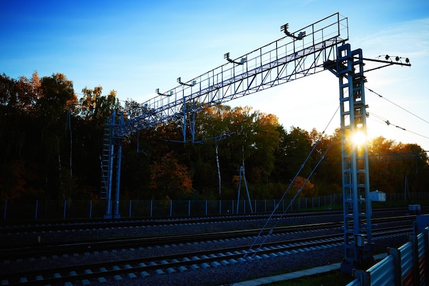 Binario ferroviario durante il drammatico sfondo del tramonto