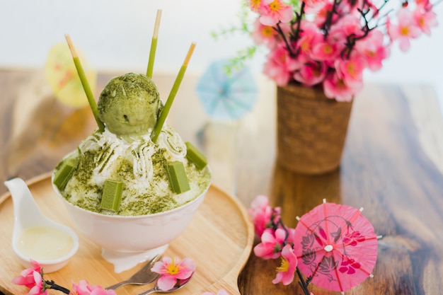 Bingsu di tè verde al primo piano su vassoio, Bingsu o Bingsoo, dessert di ghiaccio tritato coreano con condimenti dolci a