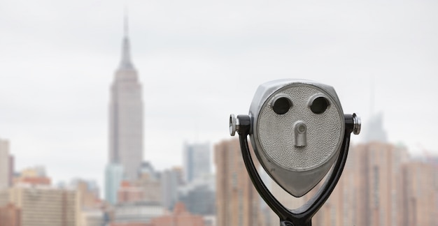 Binocolo e skyline di New York City Manhattan