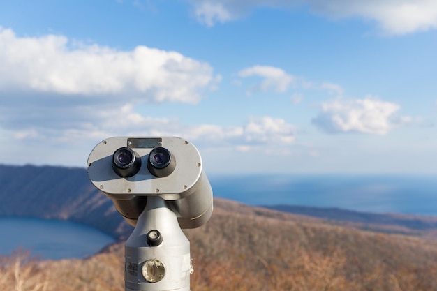 Binocolo turistico nel paesaggio