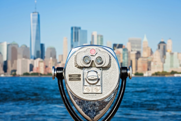 Binocolo turistico sul panorama di New York City