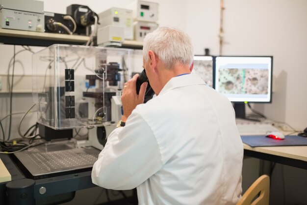 Biochimico usando grande microscopio e computer