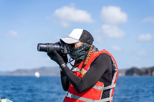 Biologo marino attrezzato che scatta foto sul mare