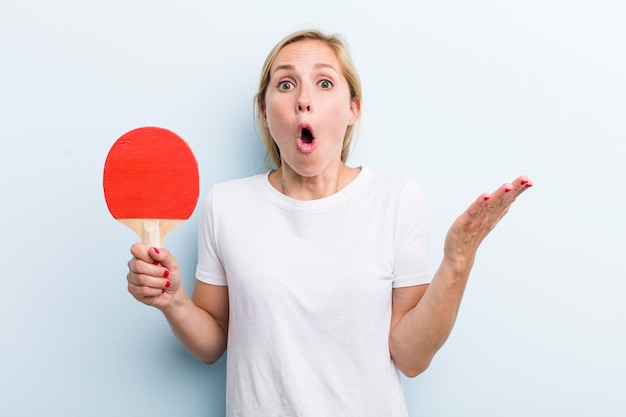 Bionda bella donna ping pong e concetto di sport