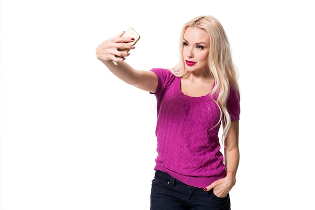 Bionda che fa selfie su sfondo bianco isolato