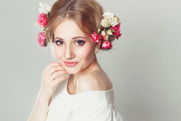 Bionda con fiori tra i capelli donna Grande trucco