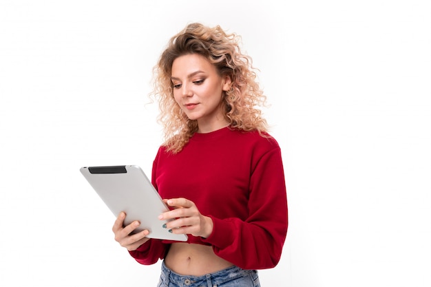 bionda con un tablet su bianco