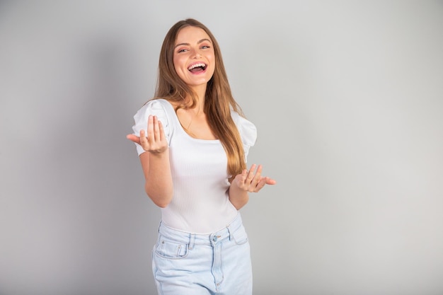 Bionda donna brasiliana che chiama con le mani