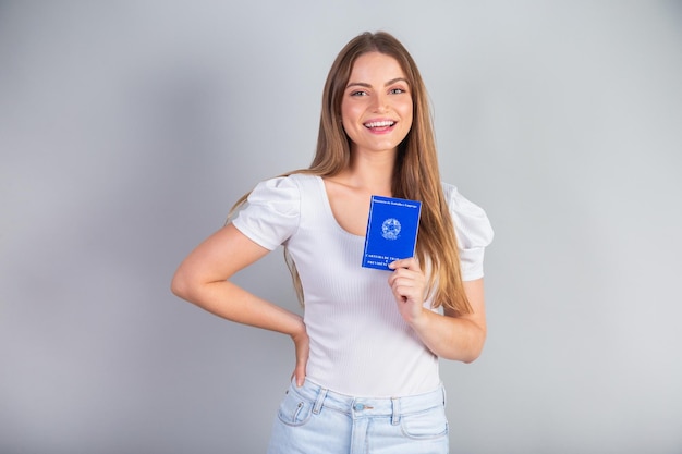 Bionda donna brasiliana in possesso di National Work and Social Security Card Traduzione in inglese Carta di lavoro e previdenza sociale