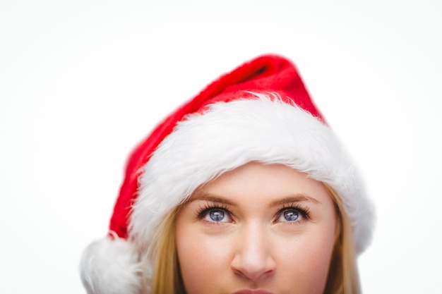 Bionda festiva che osserva in su in cappello della Santa