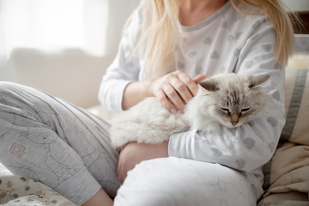 Bionda Giirl Hugge e concetto di lagom comfort e vita semplice