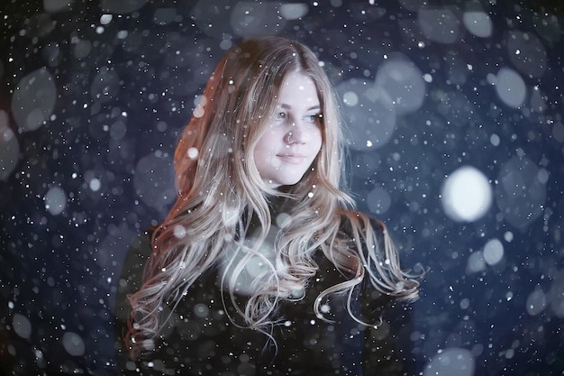 bionda invernale / giovane modella adulta, bionda con bei capelli lunghi in posa nella stagione invernale