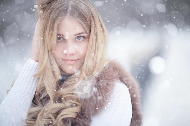 bionda invernale / giovane modella adulta, bionda con bei capelli lunghi in posa nella stagione invernale