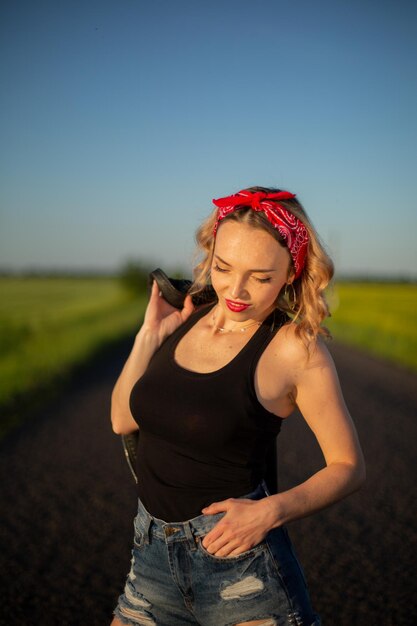 bionda modella adolescente in bandana rossa sulla strada