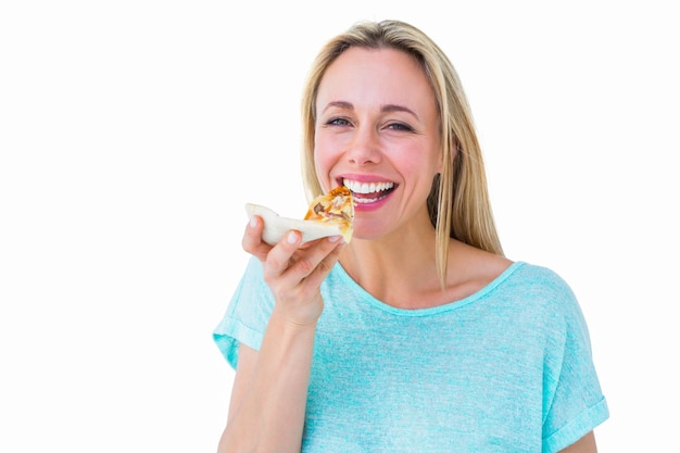 Bionda sorridente che mangia fetta di pizza