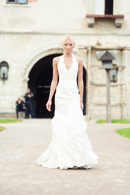 Bionda sposa in un lussuoso abito da sposa