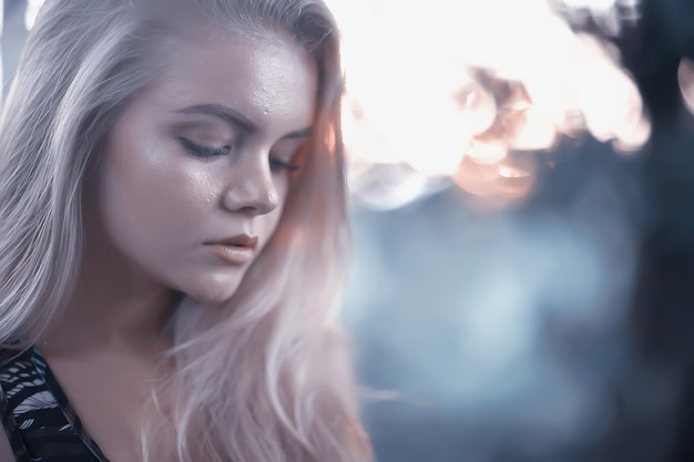 biondo capelli lunghi natura estate / felice ragazza adulta con lo sviluppo nel vento lunghi capelli biondi nel campo estivo