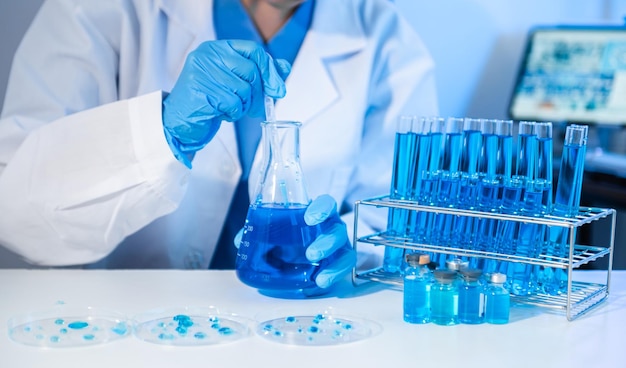 Biotecnologa donna che testa nuove sostanze chimiche in laboratorioxA