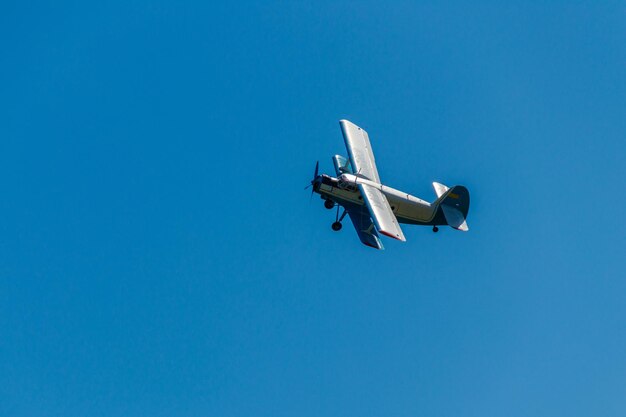 Biplano che vola nel cielo blu