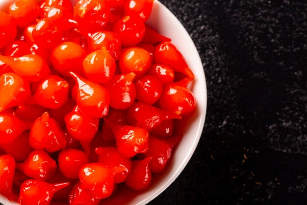 Biquinho Pepper in una ciotola. Capsicum Chinense su un tavolo di legno.