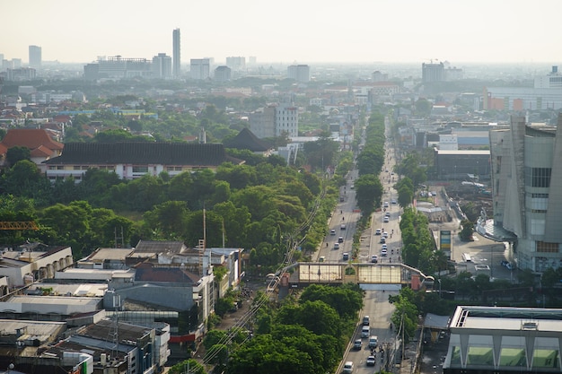 Bird view sulla città sul sorgere del sole a Surabaya, Indonesia.