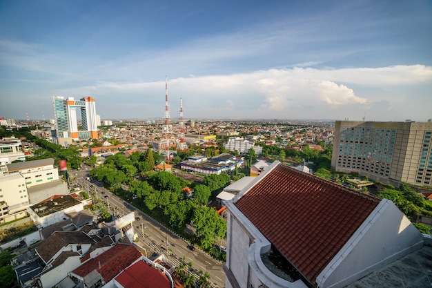 Bird view sulla città sul sorgere del sole a Surabaya, Indonesia.