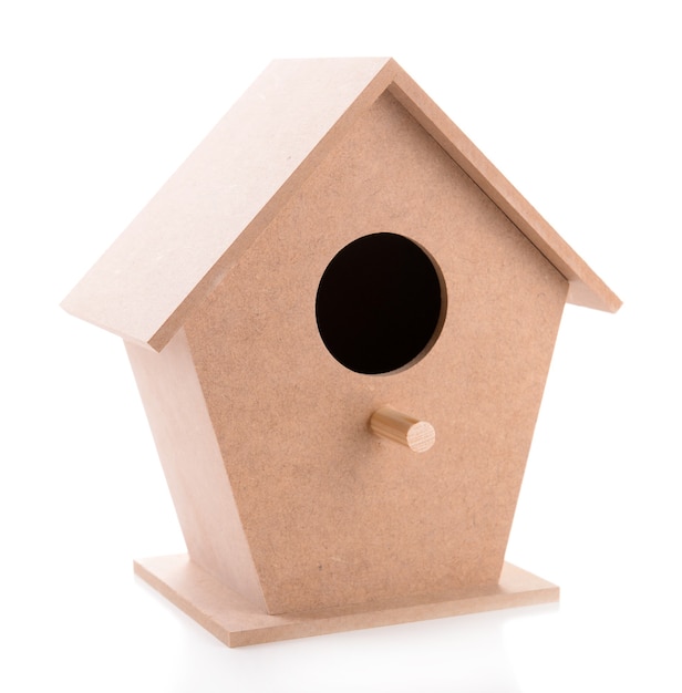 Birdhouse in legno per decorazioni fatte a mano, isolato su bianco