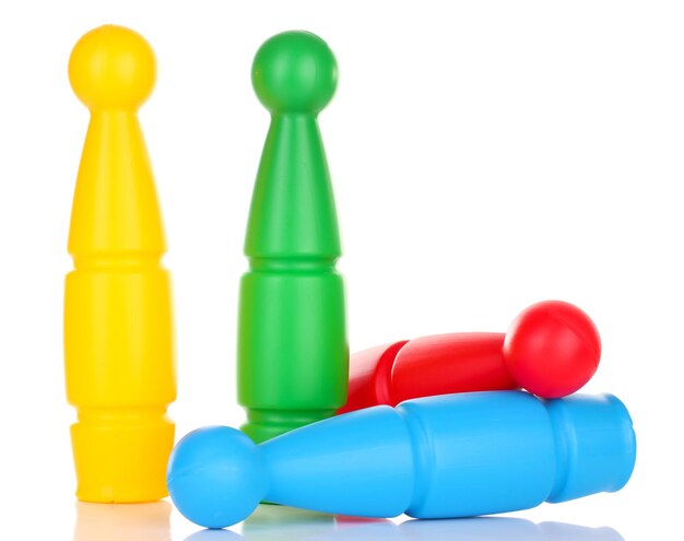 Birilli di plastica colorati di bowling giocattolo isolati su bianco