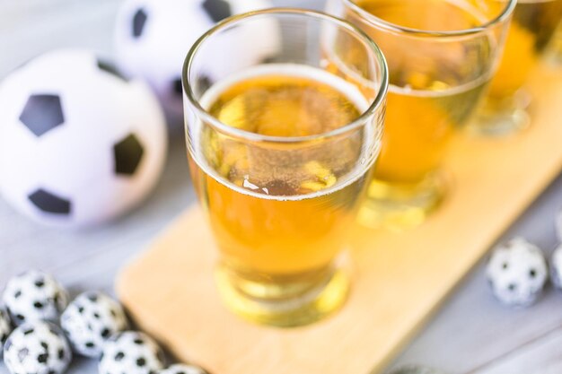 Birra alla spina e snack salati sul tavolo per la festa di calcio.