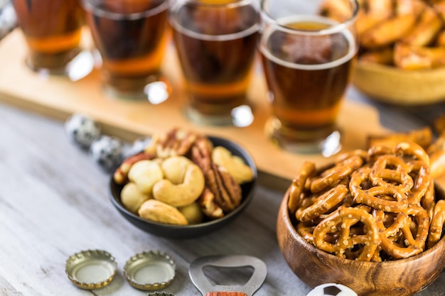 Birra alla spina e snack salati sul tavolo per la festa di calcio.