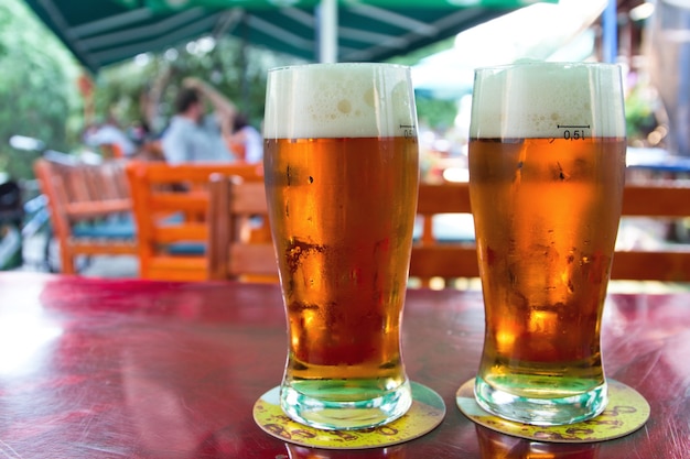 Birra appena spillata in bicchieri di rugiada nel pub locale.