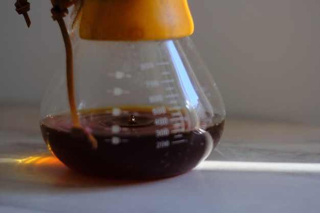 birra chemex sotto la luce solare intensa