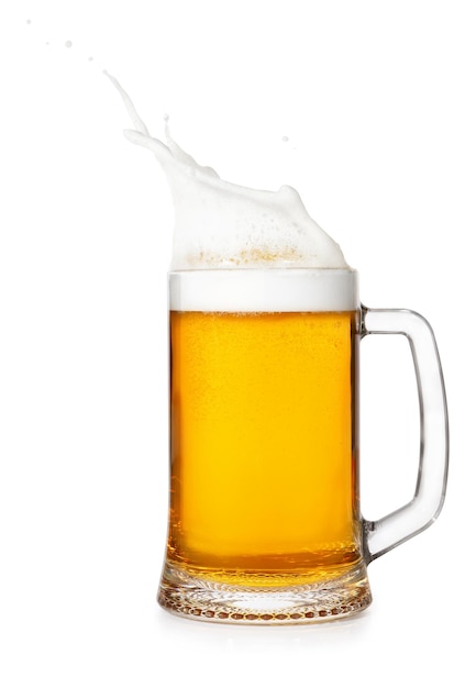 birra chiara in tazza con splash isolato su sfondo bianco Spruzzata di birra Bevanda alcolica da pub