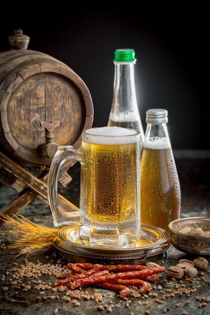 Birra chiara in un bicchiere su uno sfondo vecchio