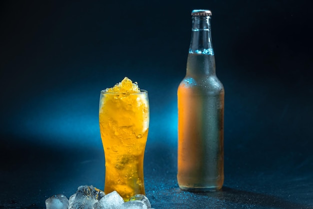Birra cocktail granite alla birra con bevanda estiva ghiacciata birra congelata macinata in cocktail di patatine di ghiaccio su bla