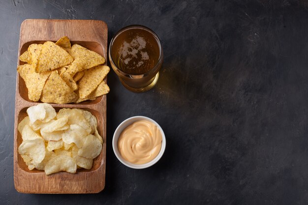 Birra con snack sono patatine e nachos.