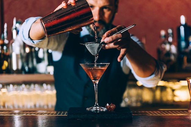 Birra di versamento dell'uomo in vetro