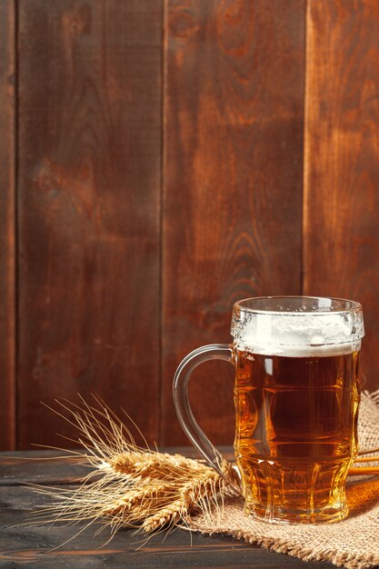 Birra di vetro sulla tavola di legno