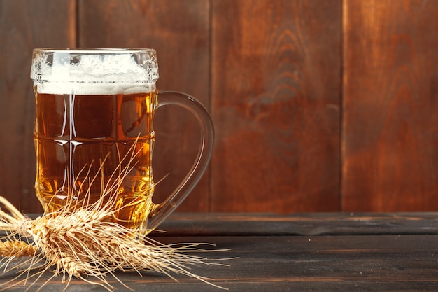 Birra di vetro sulla tavola di legno