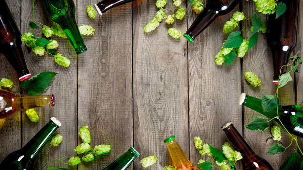 Birra e luppolo verde su un tavolo di legno. Vista dall'alto