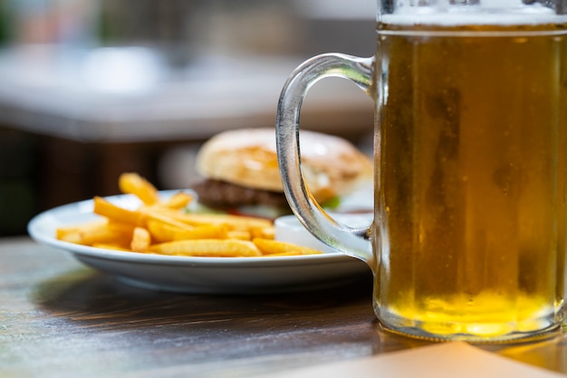 Birra fredda e delizioso hamburger