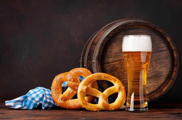 Birra Lager con pretzel fatti in casa e vecchia botte di birra di legno con spazio per le copie