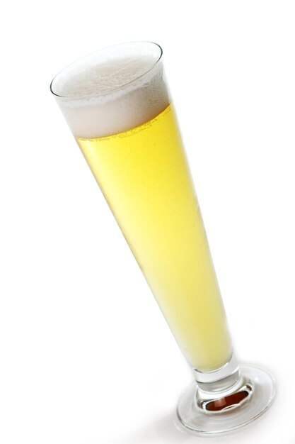 Birra leggera fresca con schiuma in bicchiere