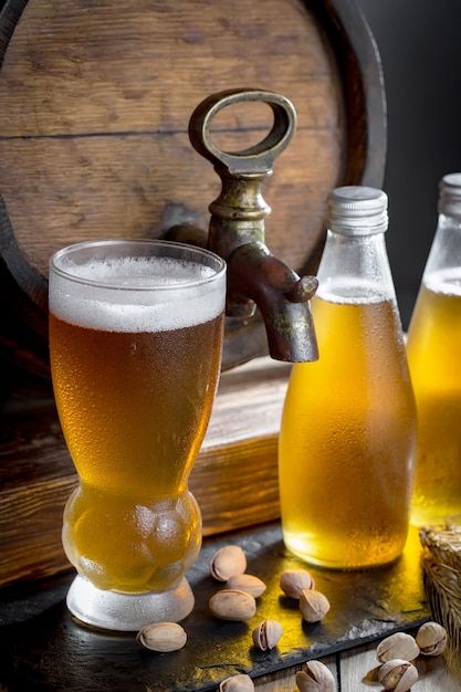 Birra leggera in un bicchiere di birra su uno sfondo vecchio.