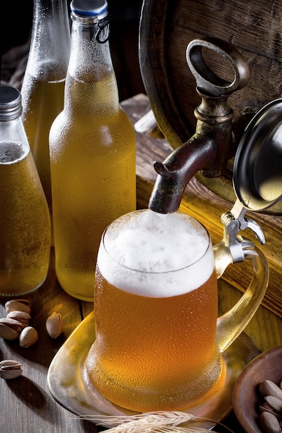Birra leggera in un bicchiere di birra su uno sfondo vecchio.