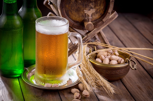 Birra leggera in un bicchiere di birra su uno sfondo vecchio.