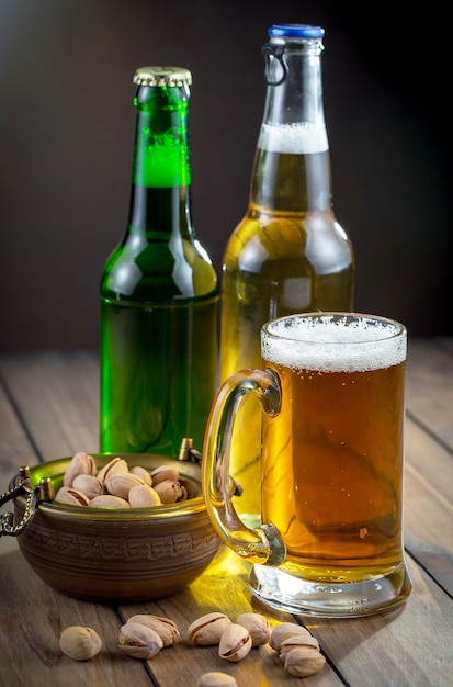Birra leggera in un bicchiere sul tavolo
