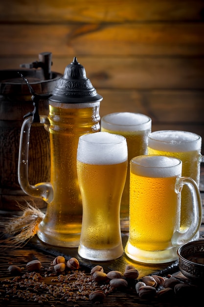 Birra leggera in un bicchiere sul tavolo