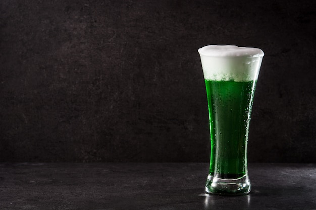 Birra verde tradizionale di San Patrizio su sfondo nero Copia spazio