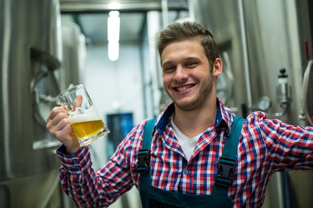 Birraio in possesso di un bicchiere di birra pinta